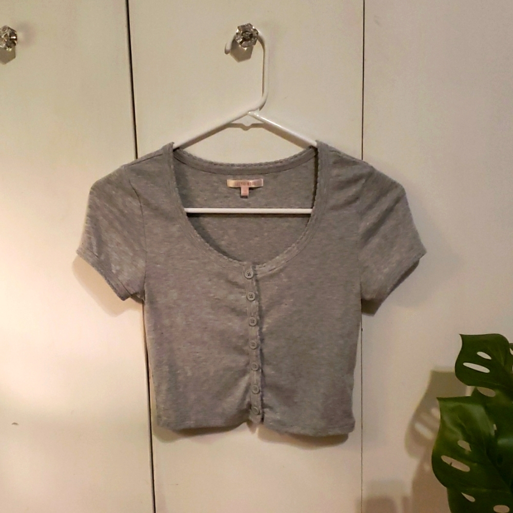 Lottie Moss from PacSun, light gray cropped button up short sleeved shirt. Sz XS